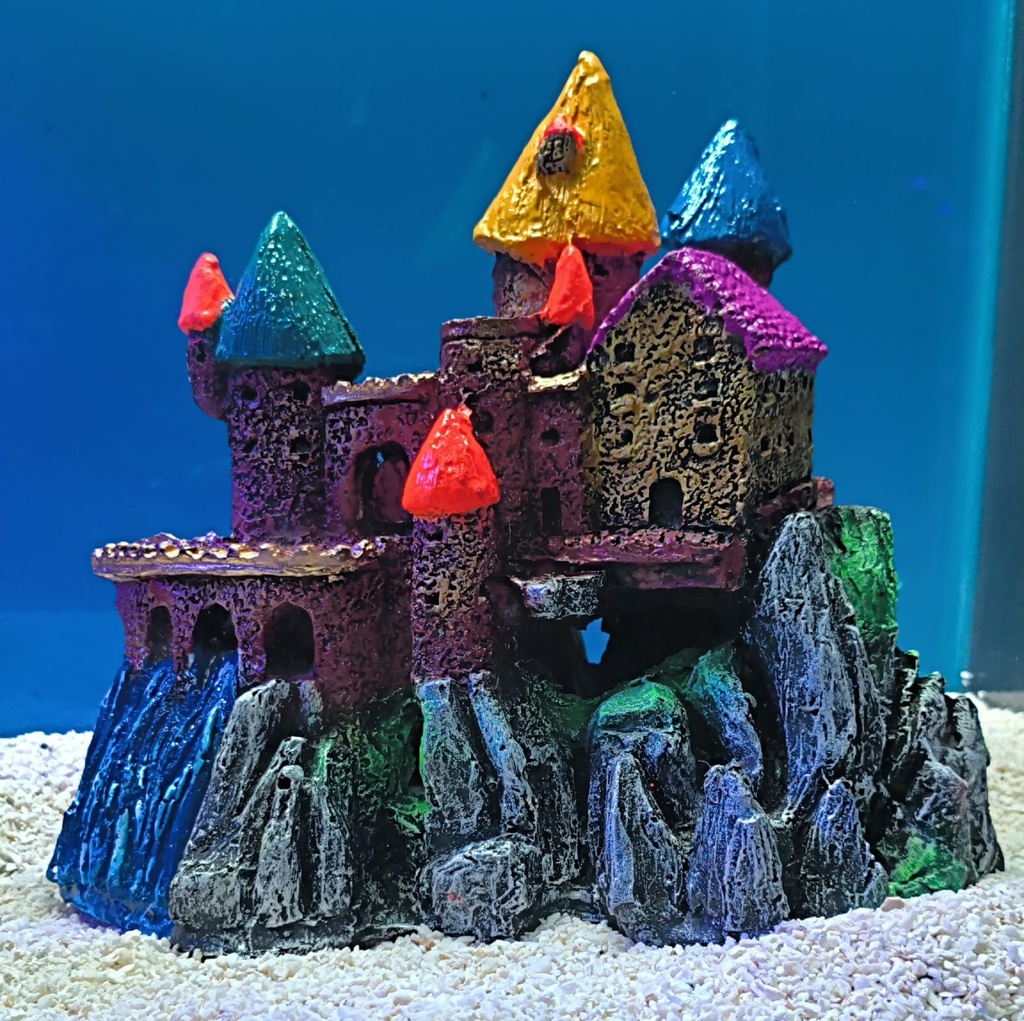 CASTILLO CON CASCADA