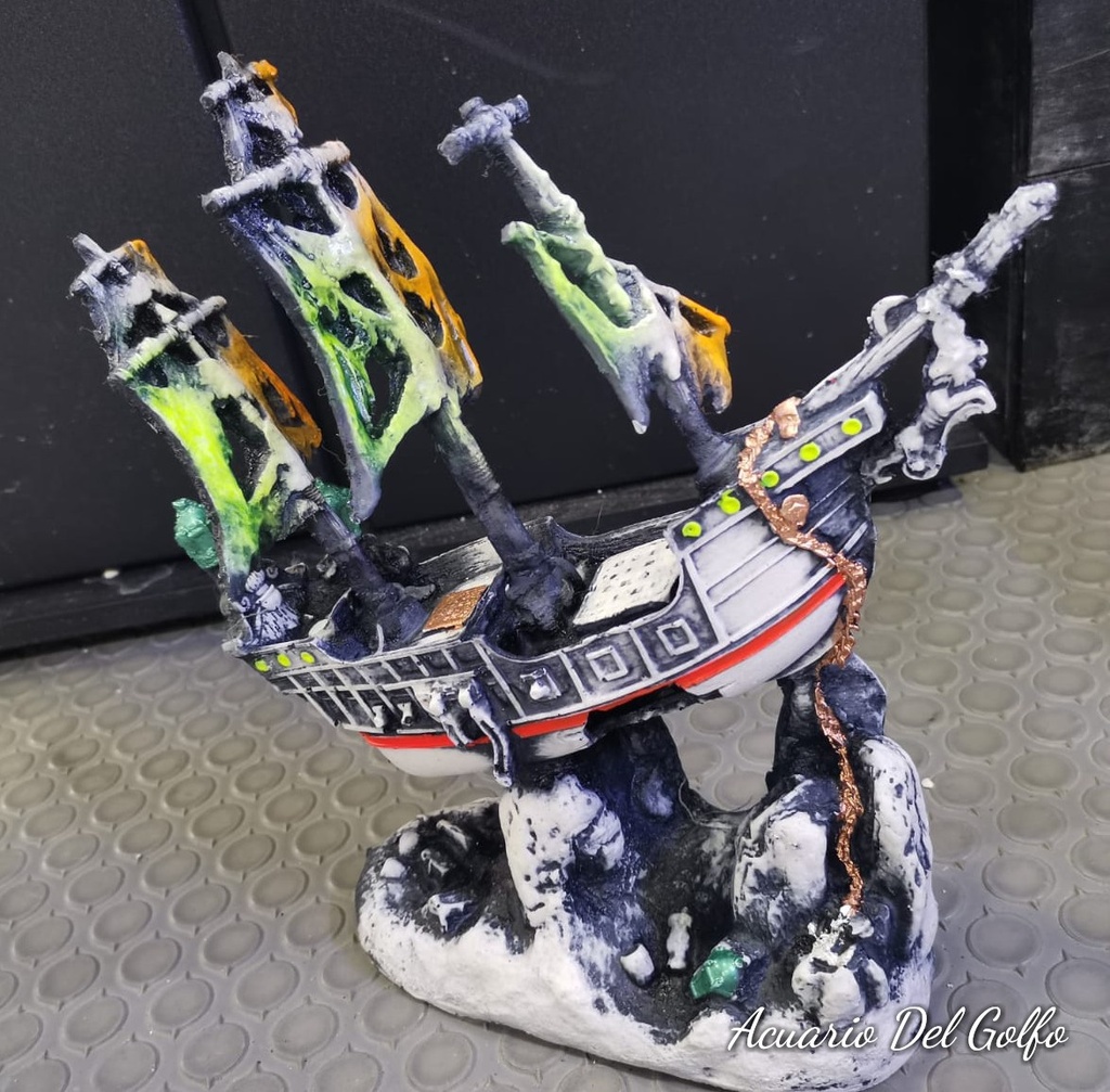 BARCO EN ROCA